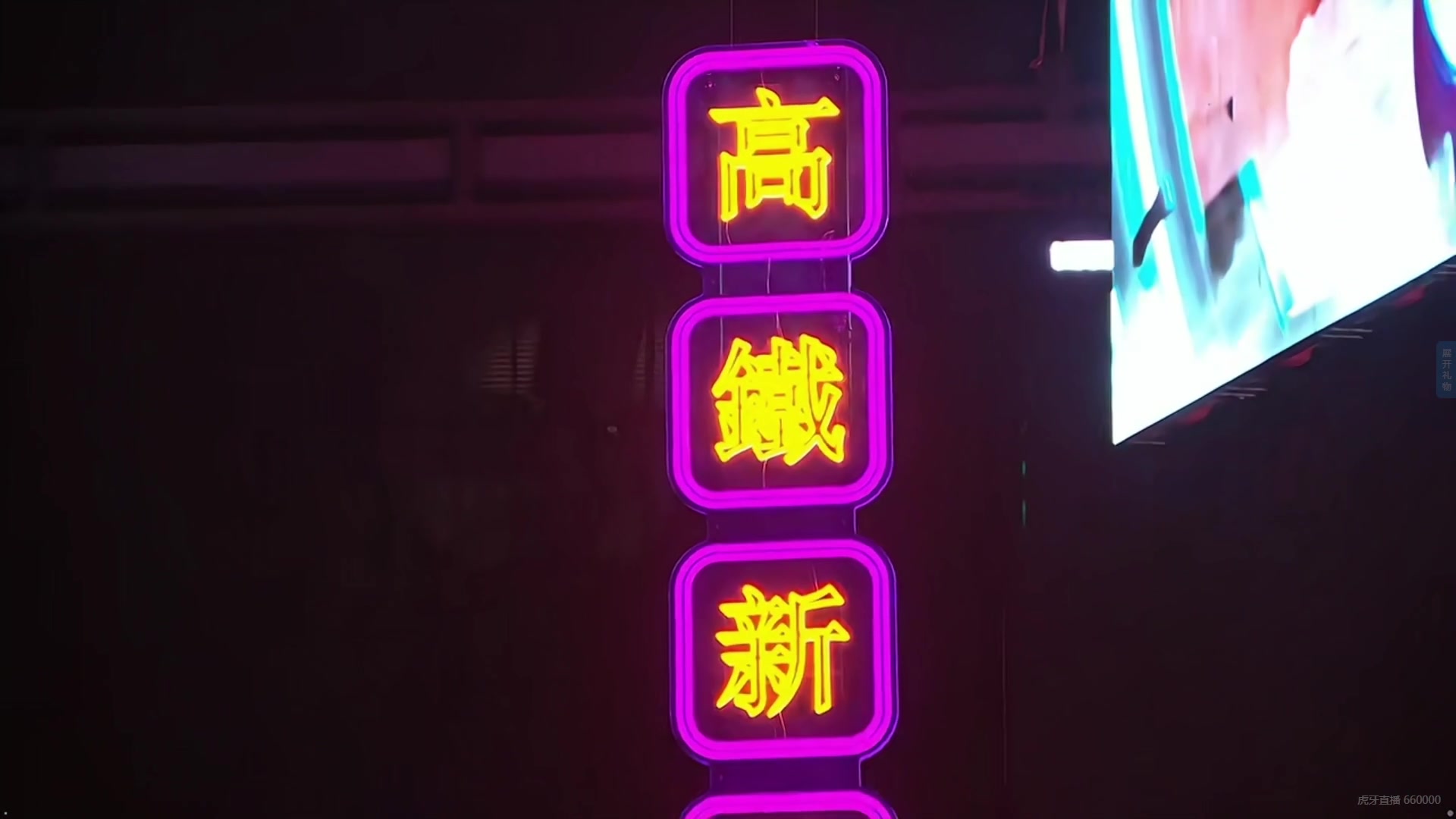 LPL今日互动主持松琪:身着浅蓝色小西装 知性风拉满