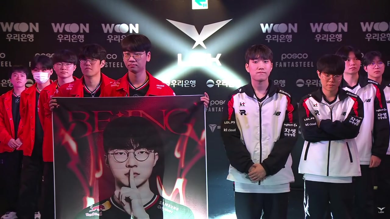 T1vsKT登场环节，Doran手举Faker 1000场祝贺海报！
