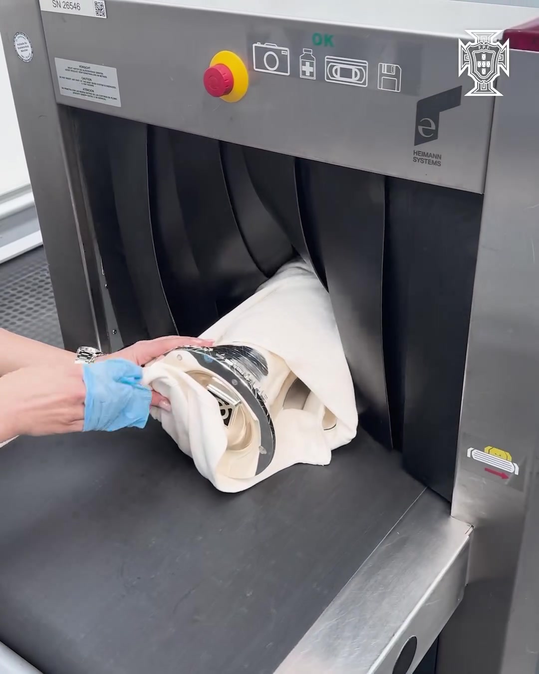 🏆葡萄牙队社媒晒欧国联奖杯过安检视频：回家的路上