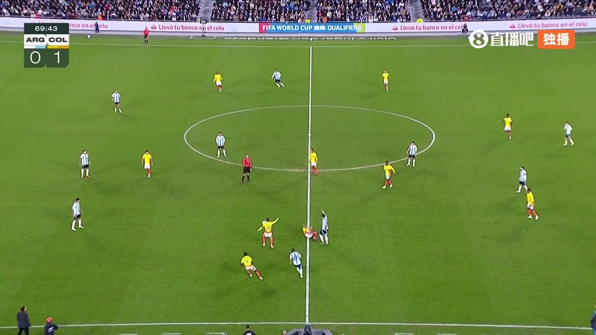 直红！恩佐高抬腿蹬踹哥伦比亚球员头部，阿根廷十人应战